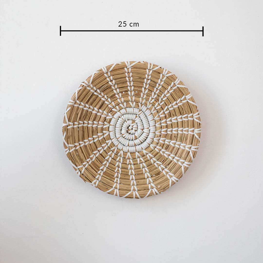 Handwoven wall plate in beige with white woven star pattern diameter 25cm shown with measurement details.